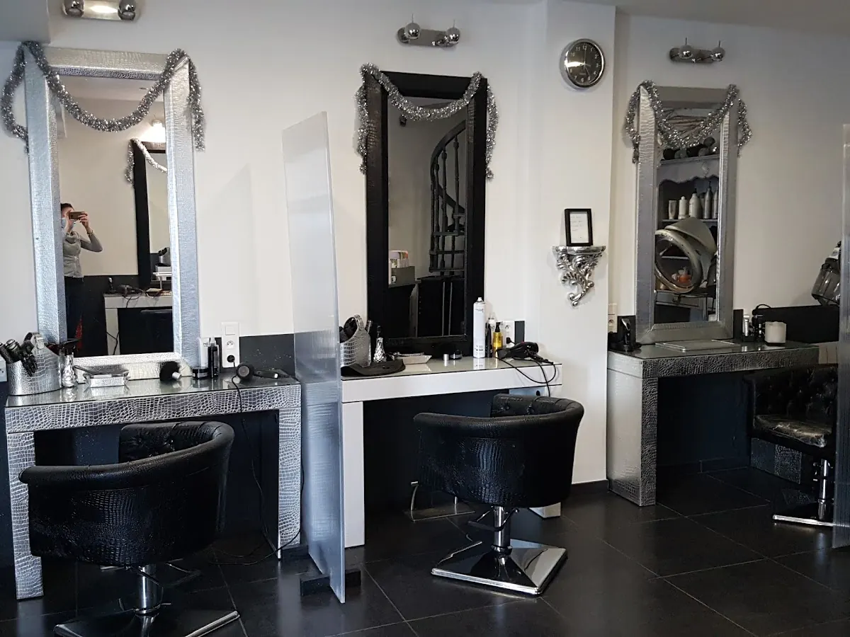 Les postes de coiffage et leurs miroirs argentés — salon de coiffure à Calais