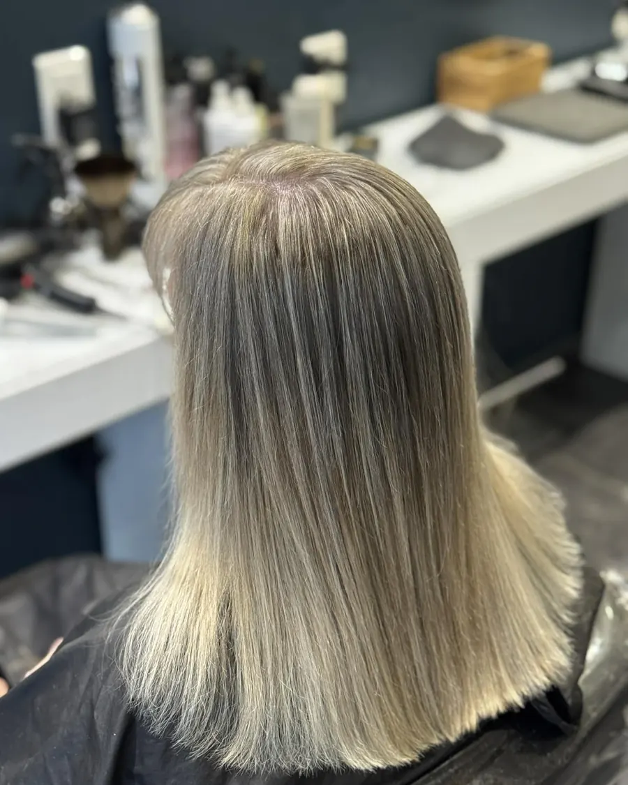 Blond lissé longueur épaule réalisé au salon — coiffeur à Calais