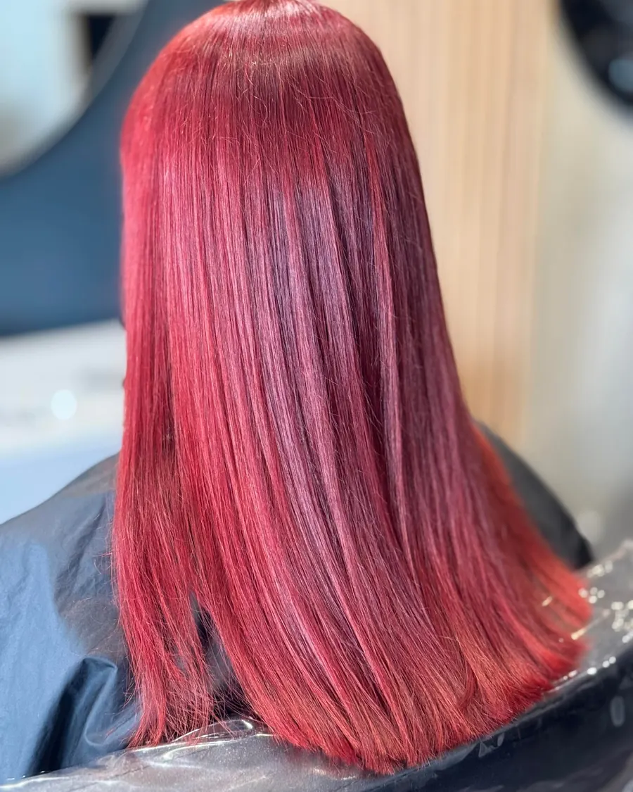 Coloration rouge intense sur cheveux longs — salon de coiffure à Calais